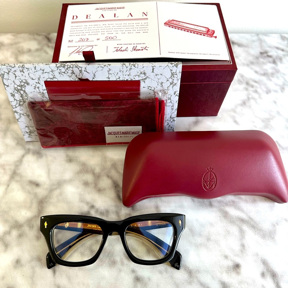 DEALAN
Subtle cat-eye, rectangular frame
